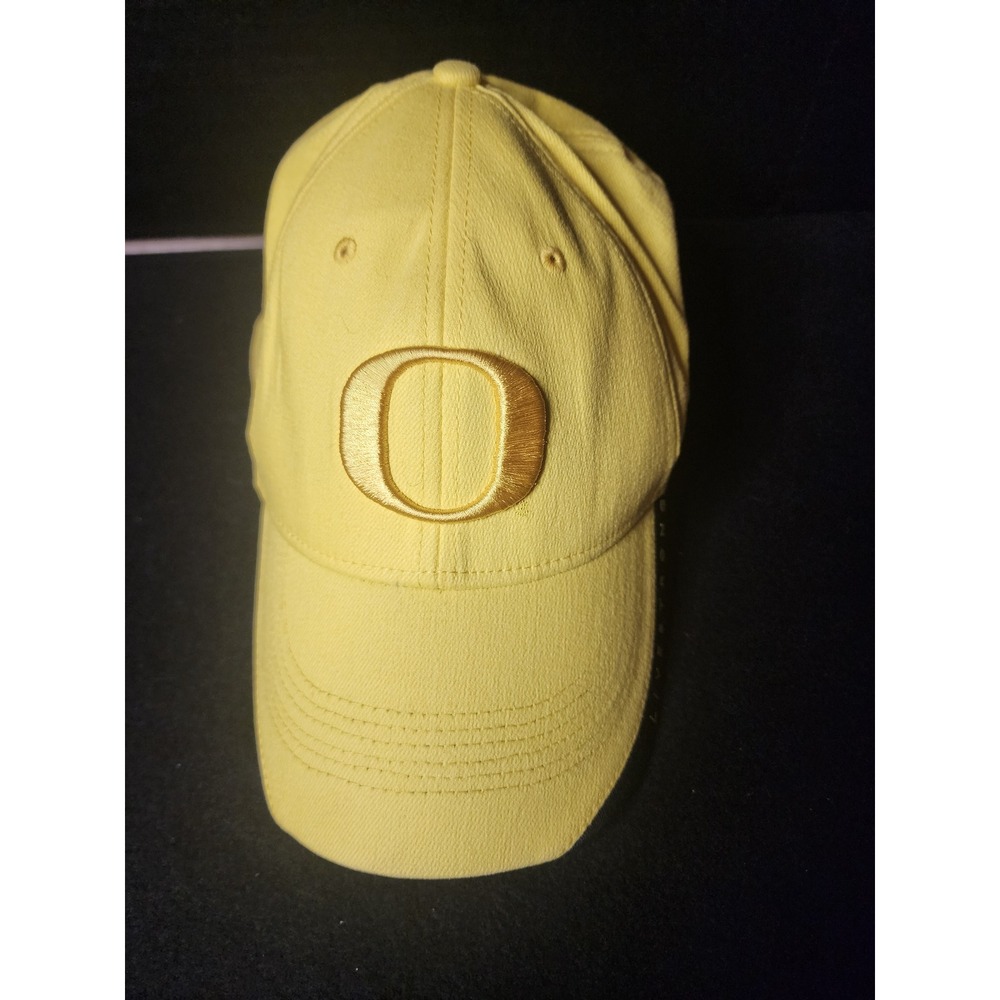 Nike Oregon Ducks Livestrong Yellow Hat M/L OHSU Cancer Institute Stretch Fit
